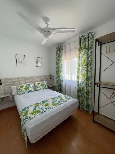 CazalegasVilla Paraiso的一间卧室配有一张床和吊扇