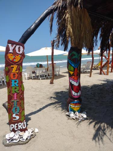 通贝斯La palmera zorritos的沙滩上的两个脚 ⁇ 