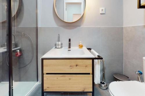 阿尔卡拉德荷那利斯casa nino的一间带水槽、淋浴和镜子的浴室