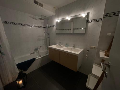 扎芬特姆Dreamland Resort的一间带水槽、浴缸和镜子的浴室