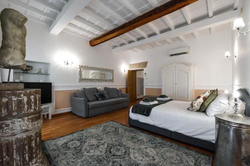 罗马Castel Sant'Angelo Apartments - Exclusive & Luxury的客厅配有床和沙发