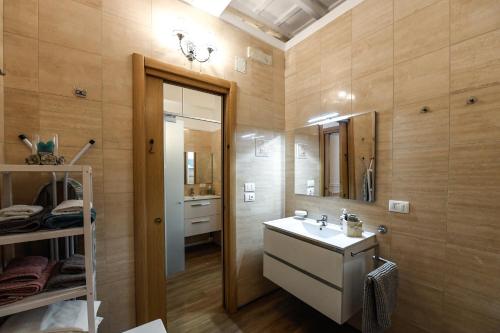罗马Castel Sant'Angelo Apartments - Exclusive & Luxury的一间带水槽和镜子的浴室