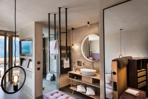 修希瓦伦丁呢尔霍夫酒店的一间带水槽和镜子的浴室