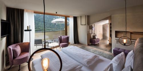 修希瓦伦丁呢尔霍夫酒店的酒店客房带一张床、一张桌子和椅子