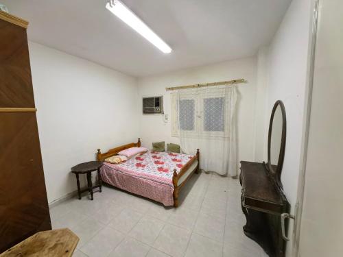 伊斯梅利亚Rental home ismailia的卧室配有一张床和一张桌子