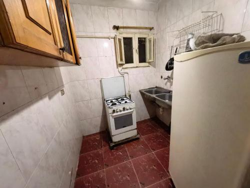 伊斯梅利亚Rental home ismailia的小厨房配有炉灶和水槽