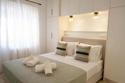 古卡斯特隆Klelia's Apartments的一间卧室配有带毛巾的床