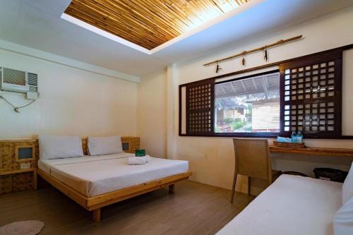 宁平谭克翠绿田园民宿的一间卧室配有一张床、一张书桌和一个窗户。