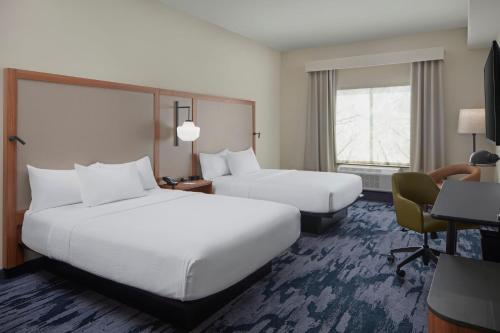 米德尔敦Fairfield by Marriott Inn & Suites Middletown的酒店客房配有两张床和一张书桌
