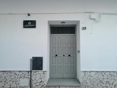 坎波马里诺Rambling Rooms的白色建筑中的一个门,上面有标志
