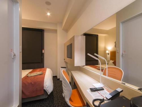 千岁QUEEN'S HOTEL CHITOSE - Vacation STAY 67720v的酒店客房配有一张床、一张书桌