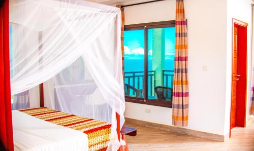 Sere KundaMajula Boutique Hotel的一间卧室配有一张床,享有海景
