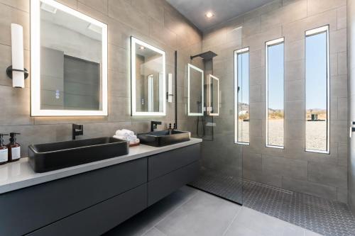 约书亚树Black C House- Pool & Spa的浴室设有2个水槽和2面镜子