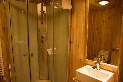 安库德Hostal Mundo Nuevo的带淋浴、盥洗盆和镜子的浴室