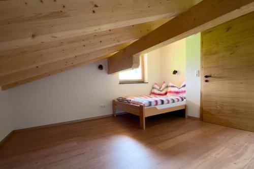 林恩Ferienwohnung am Bauernhof, Korbingerhof的客房设有带窗户的长凳和木制天花板。