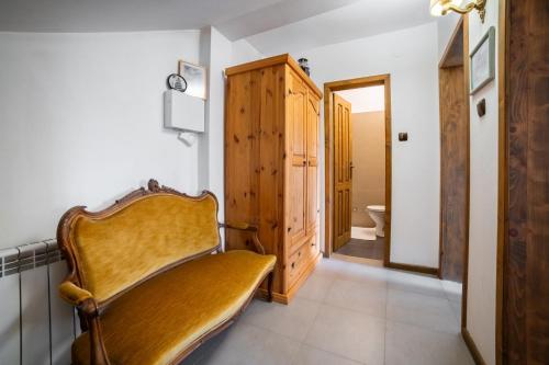 大特尔诺沃Four Riders Guest House的客房设有长凳和带卫生间的浴室。