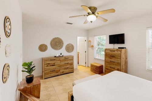 基克罗尼海滩Coastal Charm Hideaway的一间卧室配有一张床和吊扇