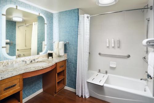 亚特兰大亚特兰大中区惠庭套房酒店的带浴缸、水槽和淋浴的浴室