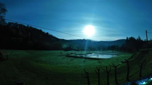 Teleśnica OszwarowaAgroturystyka "U Macieja"的天空中阳光灿烂的田野池塘