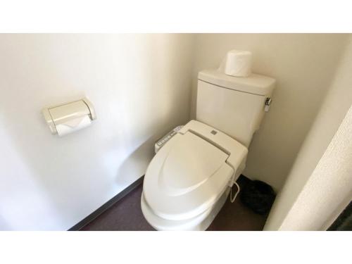 八丈町Forte "Hachijojima" - Vacation STAY 62466v的浴室里设有卫生间,配有卫生纸