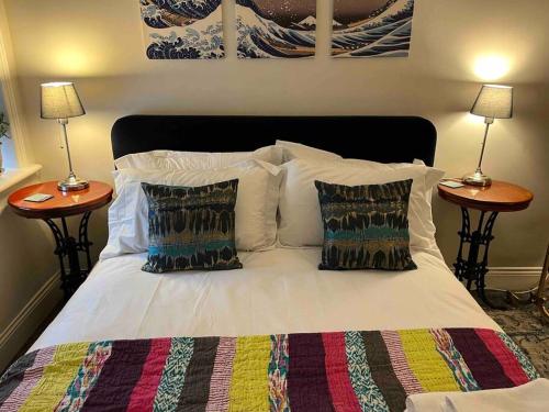 惠特利湾Stunning Whitley Bay apartment的配有枕头和2个床头柜的床