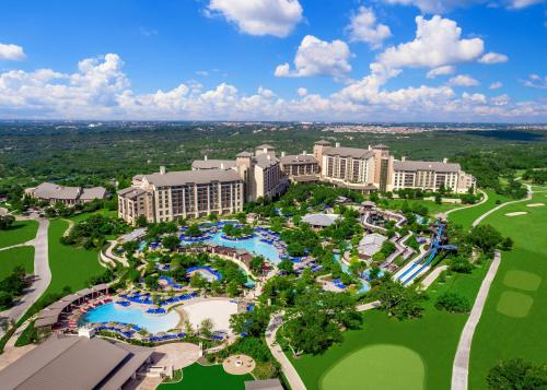 圣安东尼奥JW Marriott San Antonio Hill Country Resort & Spa的享有带游泳池的度假村的空中景致