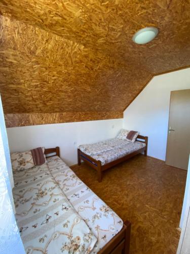 Apartmani Bozovic客房内的一张或多张床位