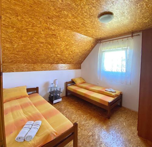 Apartmani Bozovic客房内的一张或多张床位