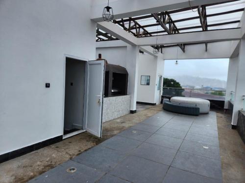 弗里敦Rooftop Villa的带沙发和电视的大型客厅