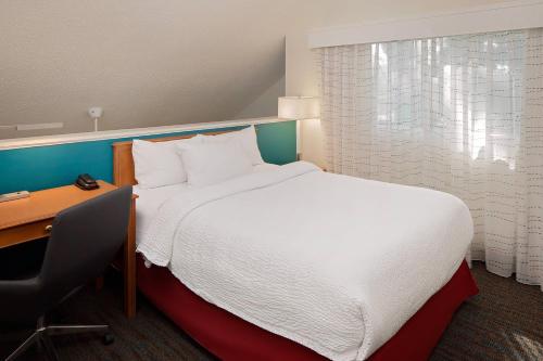 维斯塔宾厄姆顿原住客栈的酒店客房配有一张床、一张书桌和一张四柱床