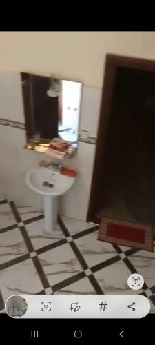 NB HÉBERGEMENT maison的浴室配有盥洗盆、镜子和台面