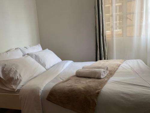 内罗毕Private,secure 1bedroom in Nairobi west的一张白色的床,上面有一条毛巾