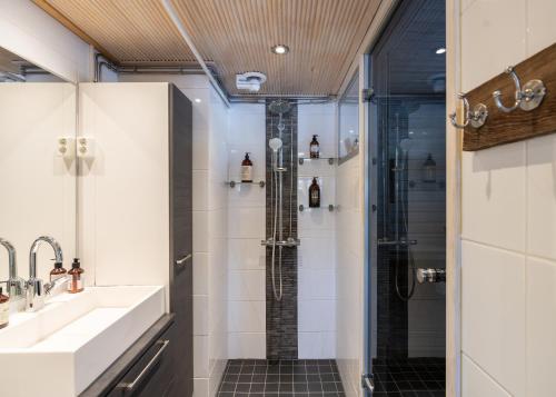 波里Villa Einola- modern rivercottage with jacuzzi的带淋浴和盥洗盆的浴室