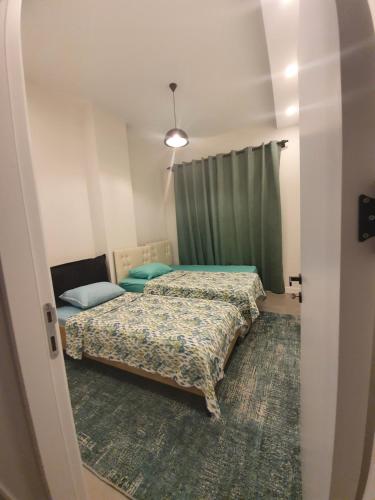 阿拉尼亚Royal park的小型客房 - 带2张床和窗户