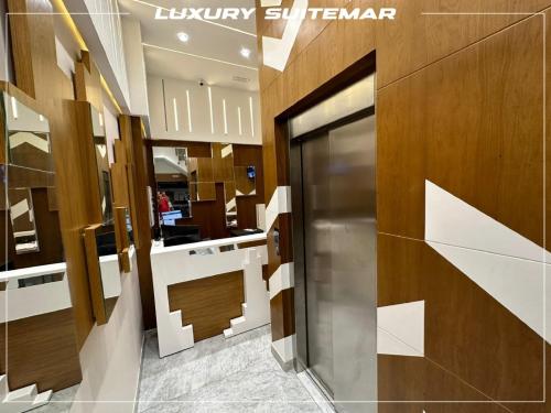 米迪克Luxury SuiteMar的大厅,大楼内有一个旋转门