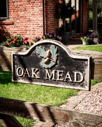 雷克瑟姆Oak Mead的坐在凳子上读橡木 ⁇ 的标志