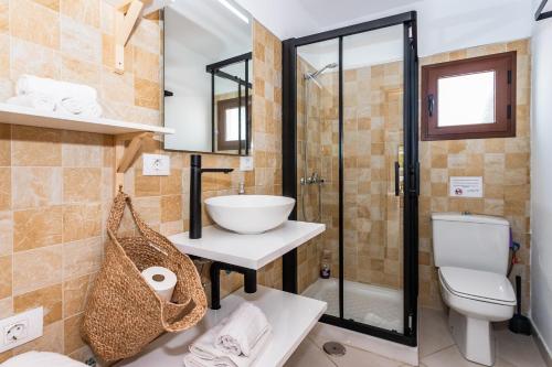 亚伊萨Casa Volcán y Mar的浴室配有卫生间、盥洗盆和淋浴。