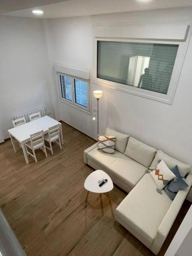 巴约讷MiniLoft #Baiona /的客厅配有沙发和桌子