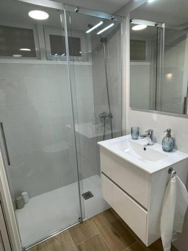巴约讷MiniLoft #Baiona /的带淋浴和盥洗盆的白色浴室