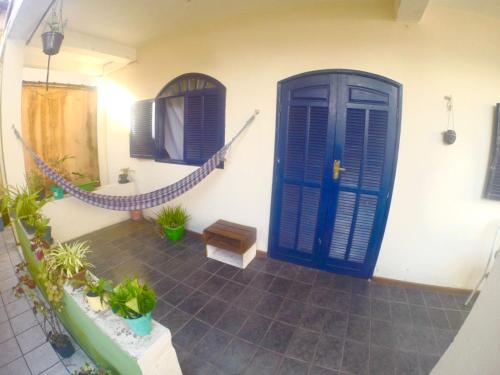 帕拉蒂Casa Surya Paraty的一间设有蓝色门和吊床的客房