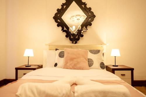 伦敦Spacious 2 Bedroom Flat的一间卧室配有一张大床和两盏灯