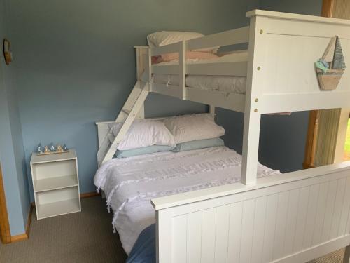DoverMr Percival’s的卧室配有双层床和白色双层床