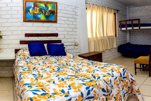 索里托斯Villa Belluno的一间卧室配有一张带蓝色枕头的床