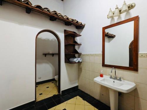 格拉纳达Encuentros的一间带水槽和镜子的浴室