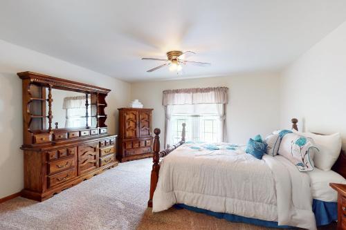 Secluded Ranch的一间卧室配有一张床和吊扇
