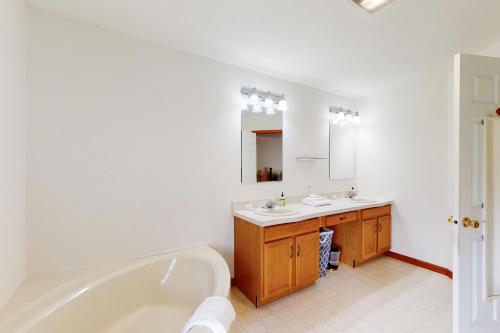 Secluded Ranch的白色的浴室设有浴缸和水槽。