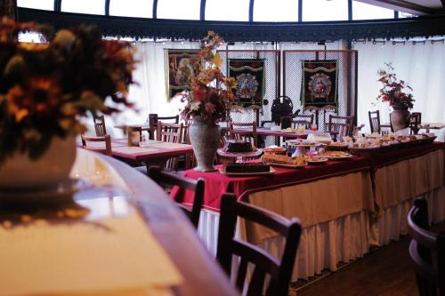 欧鲁普雷图普萨达阿尔坎若酒店的用餐室配有餐桌和食物