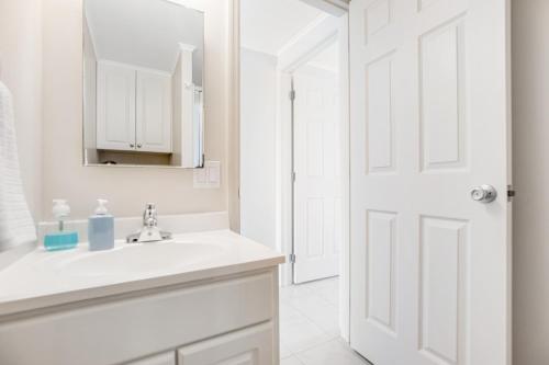Cudjoe KeyDock Holiday的白色的浴室设有水槽和镜子
