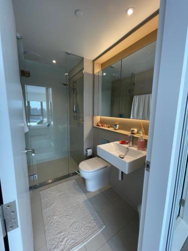 墨尔本Yarra Accommodation的浴室配有卫生间、盥洗盆和淋浴。
