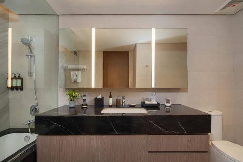 马尼拉Somerset Central Salcedo Makati的一间带水槽和镜子的浴室